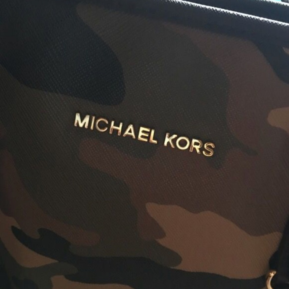 Limited edition Micheal Kors camo purse - Picture 3 of 5